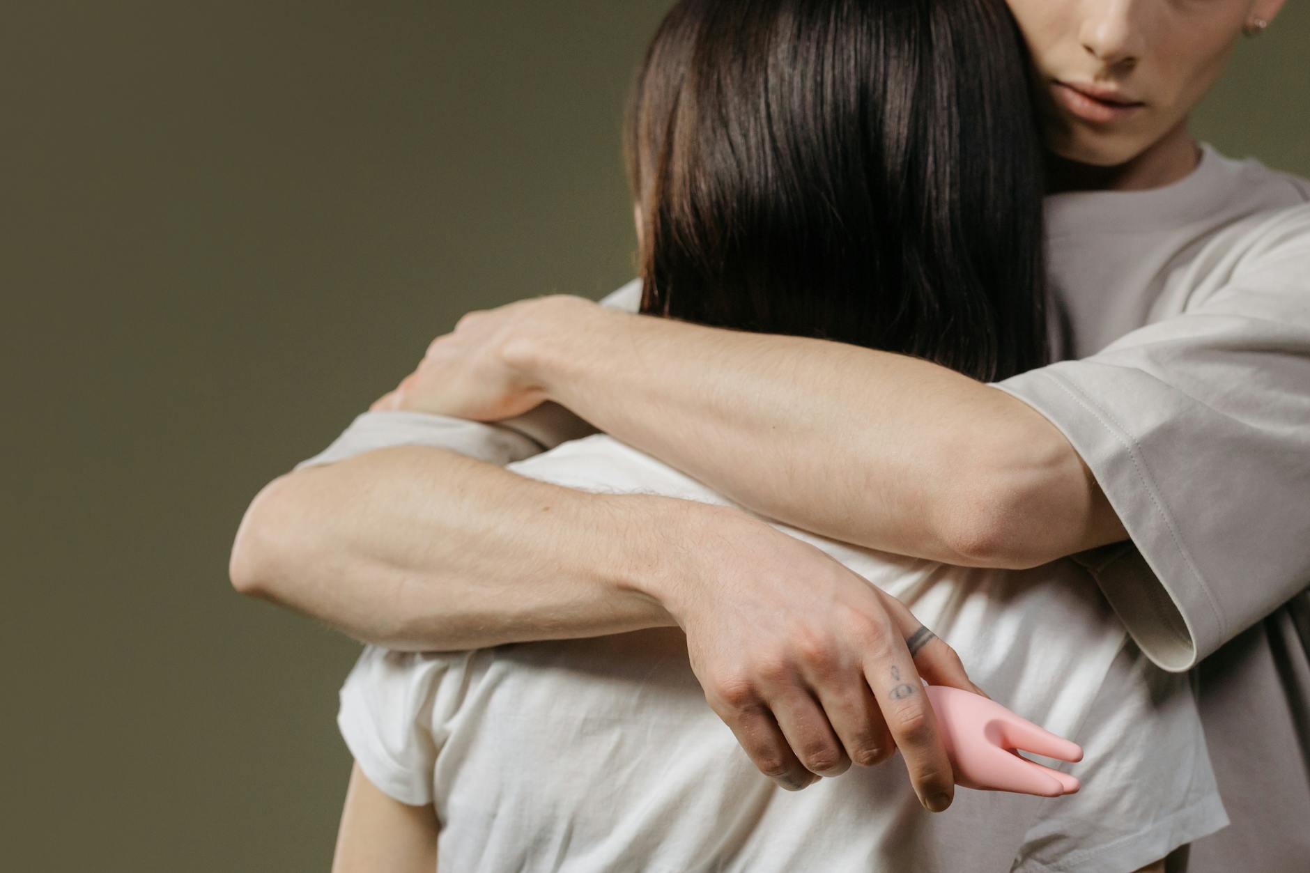 親密さを示すカップルが一緒に抱き合っている